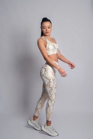 fata in costum alb de sport snake print