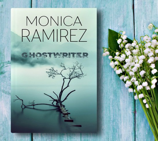 ghostwriter de monica ramirez alaturi de un buchet de flori albe