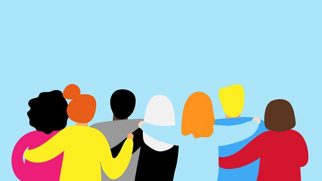 grup de oameni care privesc spre un perete albastru, comunitate