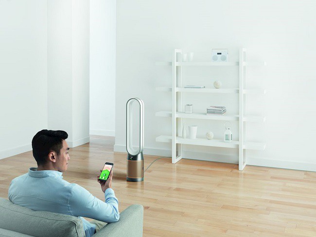 barbat care sta pe canapea intr-o camera si porneste Dyson Purifier Cool Formaldehyde