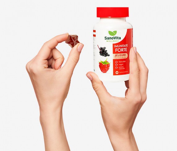 femeie care ia Jeleurile Imunitate Forte pentru Adulți cu zinc și vitamina C