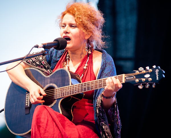 maria raducanu care canta la chitara