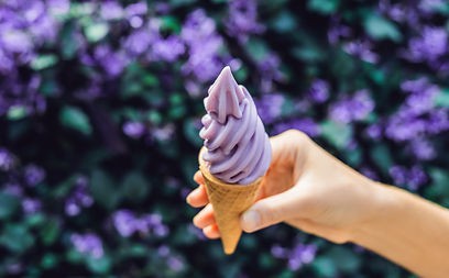 imagine cu inghetata de lavanda tinuta in mana de o femeie