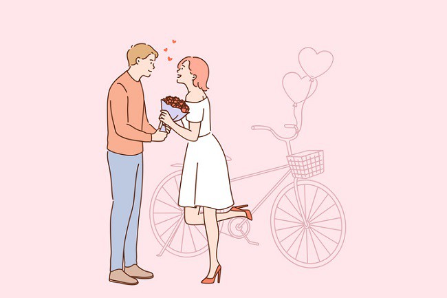 cuplu care se imbatiseaza pe fundal roz alaturi de o bicicleta