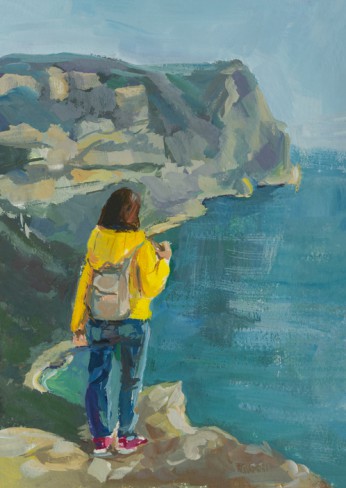 femeie in hanorac galben care priveste spre un peisaj de munte pitoresc
