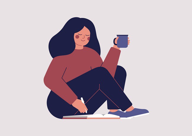 fata care bea o cafea relaxata, asezata pe jos