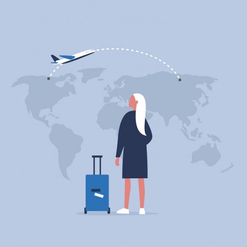 femeie cu troler care asteapta un avion cu harta lumii in fata