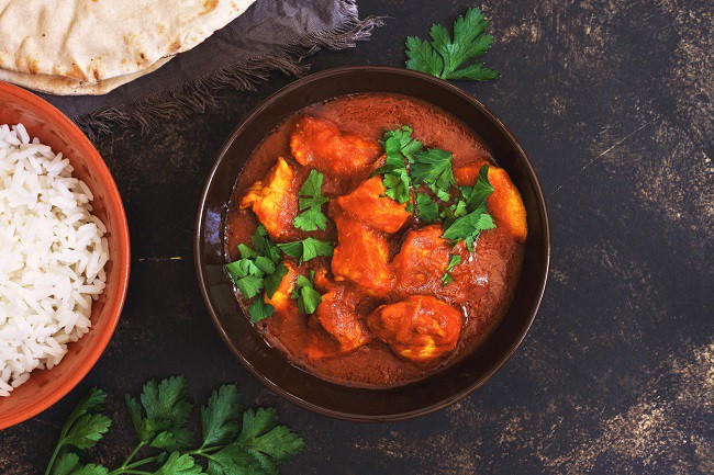 bol cu pui tikka masala alaturi de orez si de paine indiana naan