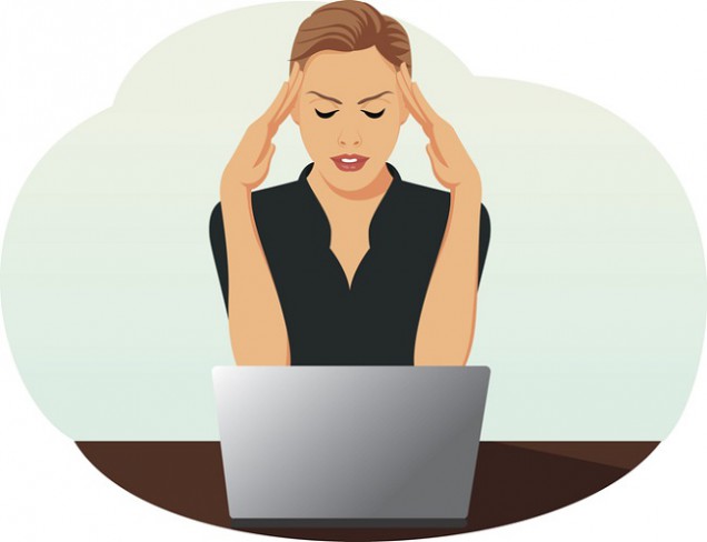 femeie stresata care lucreaza la laptop