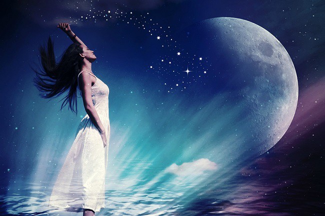 fata in rochie alba care arunca cu praf de sclipici spre luna