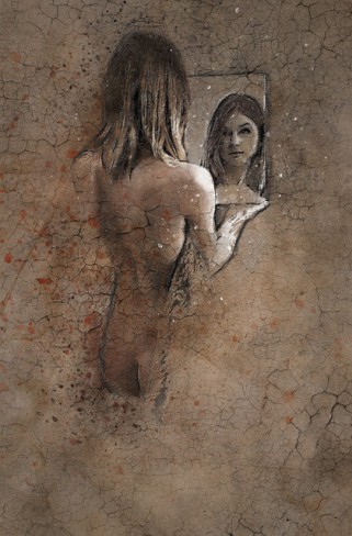 femeie care se uita in oglinda pe un fundal spart