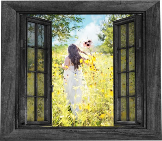 femeie fericita care alearga intr-un camp cu flori galbene