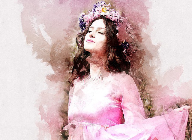 fata frumoasa imbracata in roz cu cununa de flori pe cap