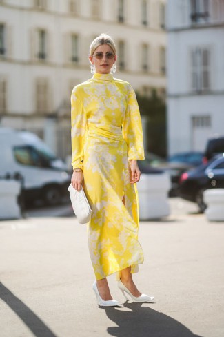 femeie in rochie galben cu print si pantofi albi