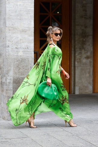 rochie lunga verde purtata cu sandale aurii