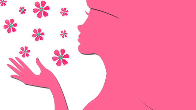 femeie cu contur desenatta cu roz care imprasti flori in jurul ei