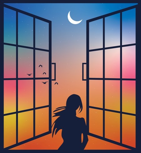 fata care se uita pe geam la un cer colorat cu luna noua