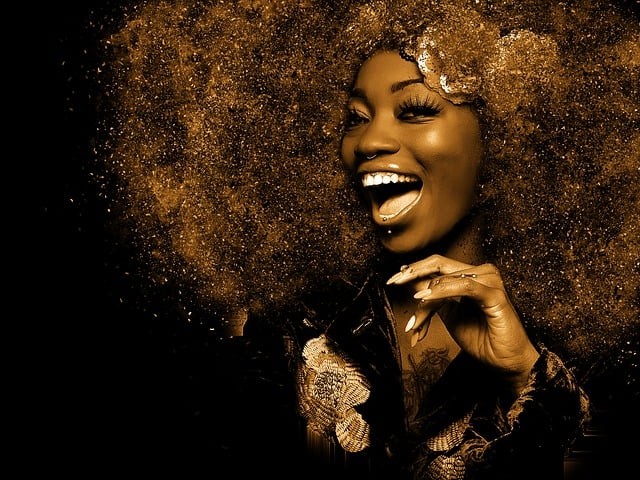 femee cu par afro si bijuterii aurii