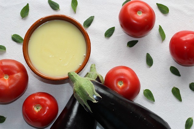 vinete cu rosii si salata pe un fundal alb