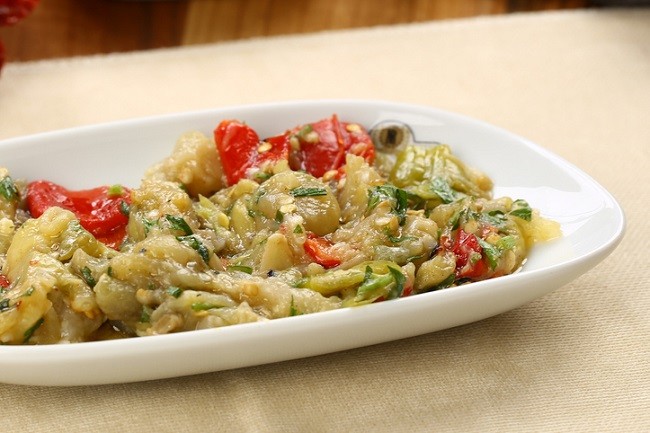 platou alb cu salata de vinete cu rosii