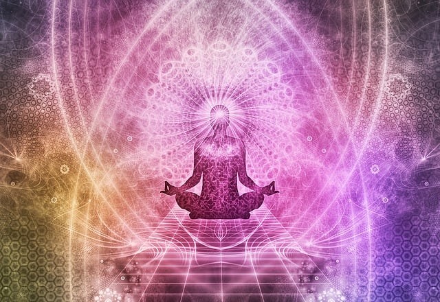silueta de om in pozitie de meditatie pe un fundal celest violet cu lumini