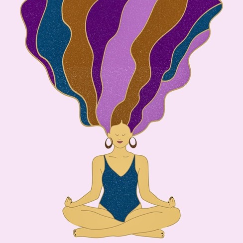 fata cu par colorat si cercei rotunzi care face yoga