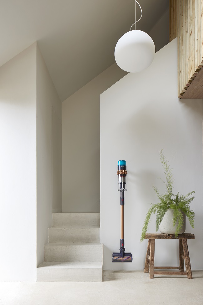 camera curata din casa cu aspiratorul Dyson