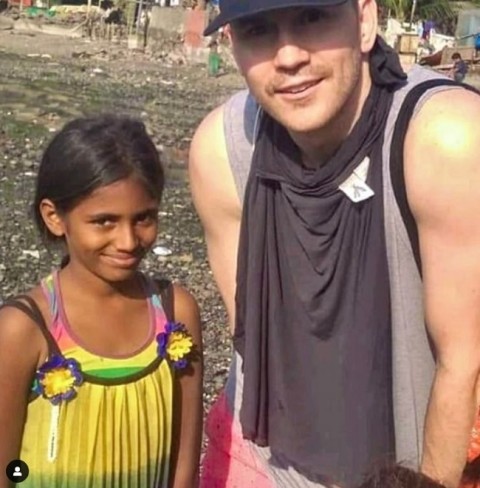 Maleesha Kharwa in copilarie alaturi de actorul robert hoffman in mahalaua din mumbai