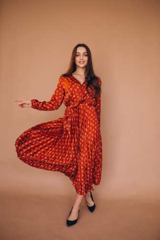 fata in rochie lunga de culoare portocalie