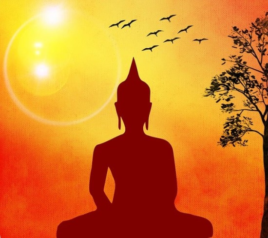 imagine cu buddha care mediteaza pe fundalul unui cer cu soare