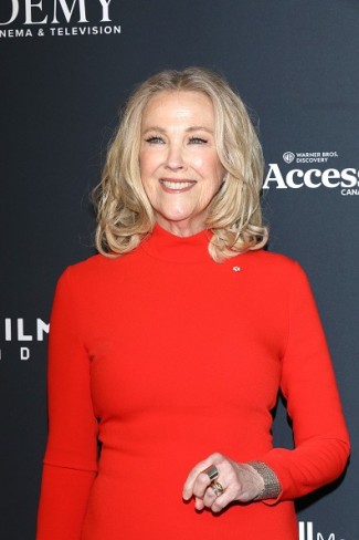 Catherine O’Hara intr-o rochie rosie pe covorul rosu