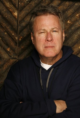 poza cu john heard imbracat intr-un pulover bleumarin