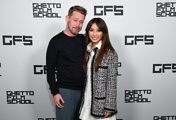macaulay culkin si logodnica sa brenda song pe covorul rosu la premirera unui flm