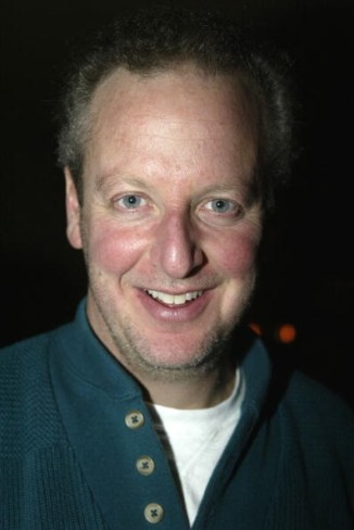  Daniel Stern in prezent zambind intr-o fotografie de profil