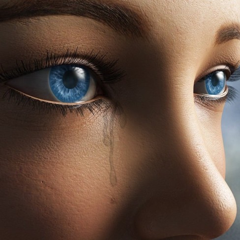 imagine cu obrazul unei femei cu ochi albastri care plange