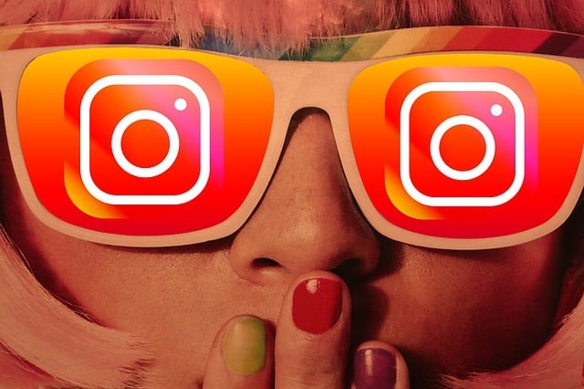 fata care are ochleari de soare cu semnul Instagram si unghii colorate