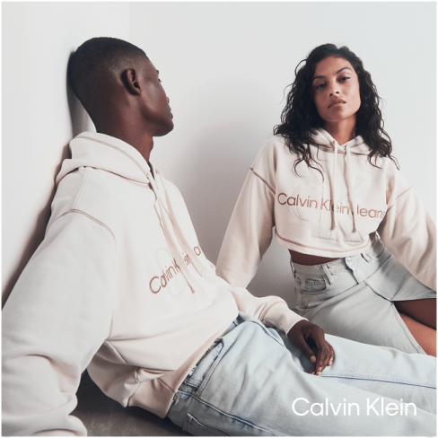 imagine cu barbat si femeie imbracati in hanorac si blugi calvin klein