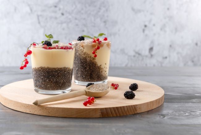 imagine cu boluri in care se afla iaurt si tarate de psyllium cu fructe de padure, merisoare si mure