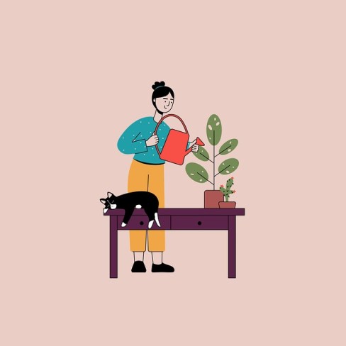 femeie care uda o planta pe o masa pe care se afla si o pisica