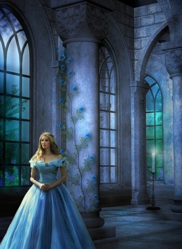 fata frumoasa intr-o rcohie albastra care sta intr-o sala cu coloane imbracate in flori albastre