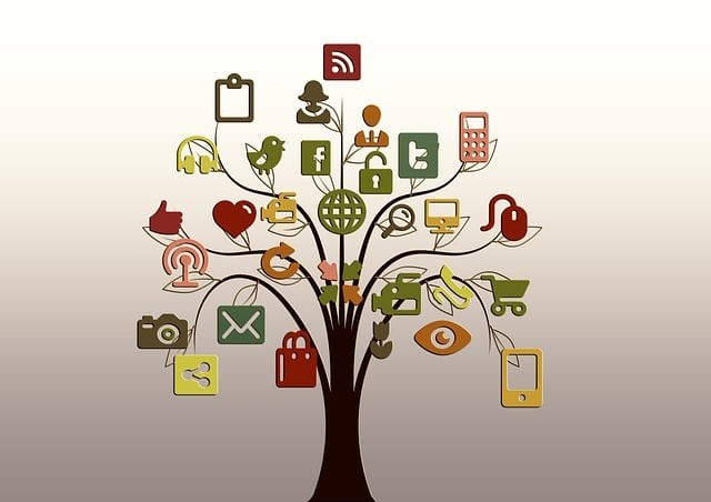 copac de care atarna simboluri de telefoane si de retele sociale