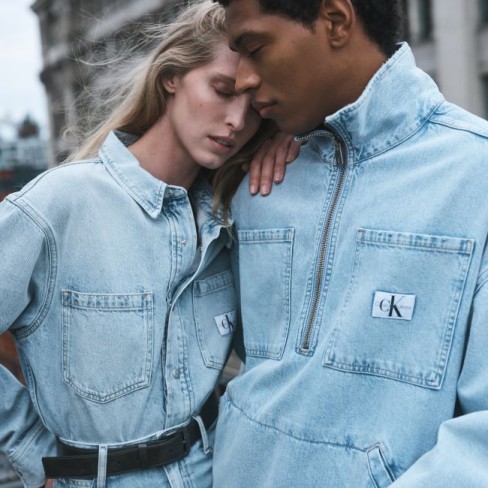 cuplu imbracat in tinute formate numai din jeans calvin klein