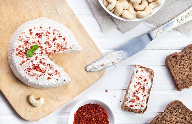 blat de bucatarie cu branza de caju, caju, paprika si felii de paine pentru gustare