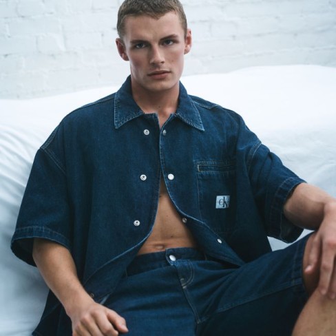 imagine cu model calvin klein imbracat in camasa de jeans
