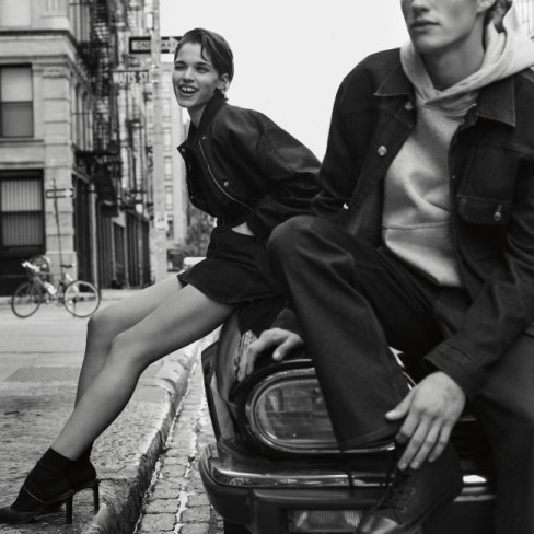 model calvin klein imbracata in fusta scurta si geaca