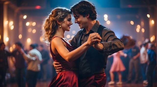 cuplu care danseaza patimas intr-o sala plina de oameni pe fundal