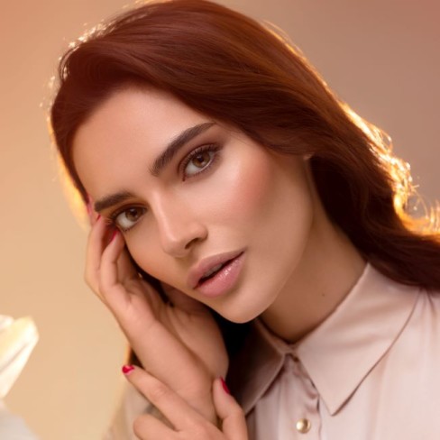 fata frumoasa care este machiata cu produse wakeup cosmetics