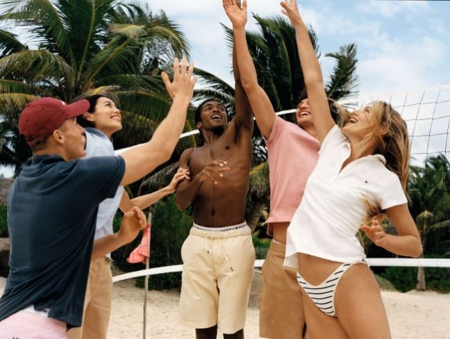 tineri care se joaca volei imbracati in haine tommy hilfiger