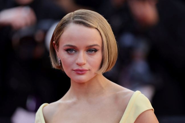 imagine cu joey king cu parul bob la un eveniment pe covor rosu
