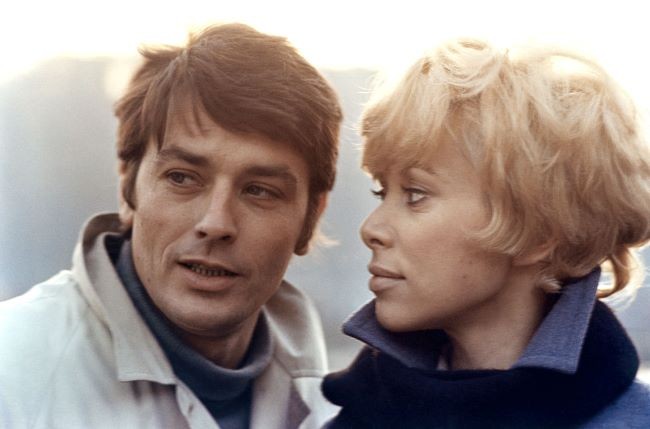 fotografie cu alain delon si Mireille Darc care il privestr cu afectrune